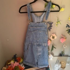 Vintage Guess overall shorts!!